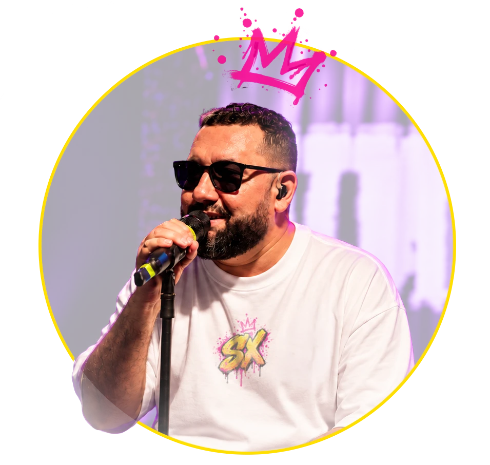 Reinaldinho cantando com a identidade visual SX